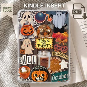 Puede incluir: Una lámina transparente para Kindle con un collage de ilustraciones de Halloween que incluye fantasmas, una bola de discoteca, un cubo de calabaza, una vela con la etiqueta Sweet Cinnamon Pumpkin, un pastel y texto que dice Trick or Treat, Fall, Halloween y October.