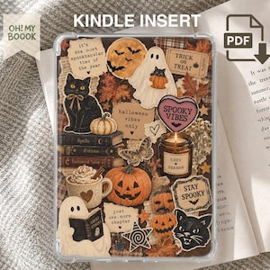 Könnte beinhalten: Eine transparente Kindle-Einlage mit einer Collage aus Halloween-Illustrationen, darunter eine schwarze Katze, Geister, Kürbisse, Herbstblätter, Bücher, eine Kerze und Text wie it's the most spooktacular time of the year, spooky vibes und stay spooky.