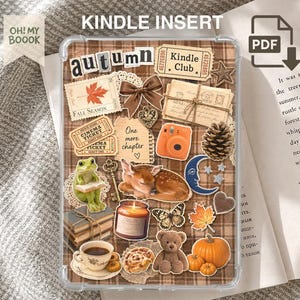 Może przedstawiać: Przezroczysta wkładka do czytnika Kindle z brązowym tłem w kratę, ozdobiona jesiennymi naklejkami, takimi jak żaba, jelonek, pluszowy miś, dynie, świeca, filiżanka kawy, aparat oraz napisy autumn, Kindle Club i One more chapter.
