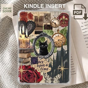 Może przedstawiać: Przezroczysta wkładka do czytnika Kindle z kolażem w stylu dark academia, przedstawiająca czarnego kota w ozdobnej ramie, zegarki kieszonkowe, czerwone róże, zapalone świece, motyla oraz napis "Once upon a time..." wraz z etykietami "KINDLE INSERT" i "OH! MY BOOOK".