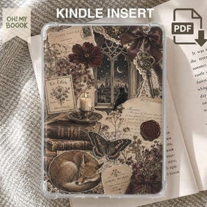Op de afbeelding: Een doorzichtige Kindle-insert met een dark academia collage van een slapende vos, vlinder, kraai, kaars, oude boeken, sleutel en kant. Het ontwerp bevat teksten zoals "Ex Libris" en "KINDLE INSERT" samen met een PDF-pictogram.
