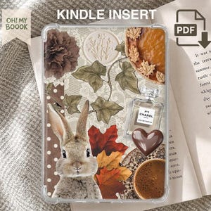 Pode incluir: Uma capa transparente para Kindle com uma colagem de um coelho castanho, folhas de outono, um frasco de perfume com o rótulo N°5 Chanel, um chocolate em forma de coração, uma chávena de café, um selo de cera floral e tarte de abóbora.