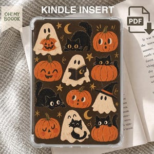 Op de afbeelding: Een doorzichtig Kindle-hoesje met een decoratieve inlegvel op een donkerbruine achtergrond met een herhalend patroon van oranje pompoenen, witte geesten en zwarte katten. Sommige geesten houden pompoenen of boeken vast en katten zitten in pompoenen.