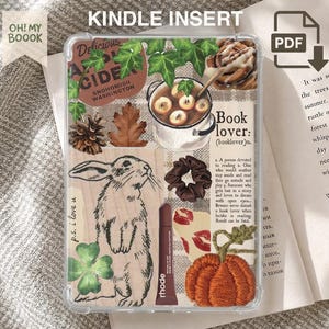 Może przedstawiać: Przezroczysta wkładka do czytnika Kindle z kolażem jesiennych ilustracji, w tym szkicem królika, kubkiem cydru, dynią, szyszką, liśćmi bluszczu, brązową gumką do włosów, balsamem do ust oraz tekstem definiującym miłośnika książek.