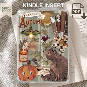 Puede incluir: Un inserto transparente para Kindle con un collage de ilustraciones otoñales que incluye un oso pardo, una calabaza con lazo, una vela con la etiqueta cozy season, una taza de café, una lámpara, un corazón, productos labiales y varios textos.