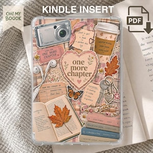 Könnte beinhalten: Ein rechteckiger Kindle-Einsatz mit einer Collage aus herbstlichen Motiven, darunter eine Kamera, ein Kaffeebecher, kabelgebundene Ohrhörer, ein Schmetterling, Schlüssel, ein Perlenarmband und ein Stapel Bücher mit dem Text one more chapter.