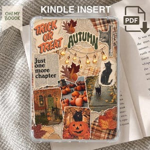 Könnte beinhalten: Eine transparente Kindle-Einlage mit einer Collage aus herbstlichen Motiven wie Kürbissen, schwarzen Katzen, fallenden Blättern, Lichterketten und dem Text "TRICK OR TREAT", "AUTUMN" sowie "Just one more chapter" auf Zeitungspapier.