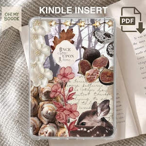 Pode incluir: Um inserto retangular para Kindle com uma colagem de flores brancas, uma folha de carvalho castanha, uma etiqueta circular com o texto "ONCE UPON a time...", figos fatiados, uma borboleta, um cervo e rolinhos de canela sobre um fundo.