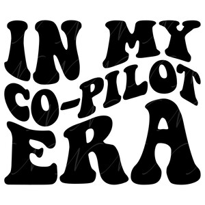 À l'époque de mon copilote SVG, PNG, PDF, chemise de copilote Png, pilote de ligne Svg, pilote Png, lettres groovy ondulées rétro, fichier de coupe Cricut, Silhouette.
