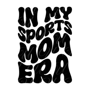 Na minha era de mãe esportiva SVG, PNG, PDF, camiseta de mãe esportiva, mãe esportiva PNG, mãe do futebol, letras onduladas retrô, arquivo de corte Cricut, silhueta.