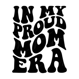 En mi era de mamá orgullosa SVG, PNG, PDF, camisa de mamá orgullosa png, familia orgullosa de 2024 svg, letras retro onduladas y groovy, archivo cortado cricut, silueta.