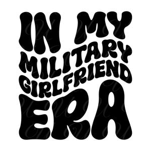 In mijn militaire vriendin tijdperk SVG, PNG, PDF, shirt militaire vriendin, legerfamilie, retro golvende groovy letters, gesneden bestand Cricut, silhouet.
