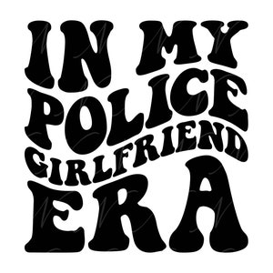 In mijn politie vriendin tijdperk SVG, PNG, PDF, politie vriendin shirt, politie verloofde, retro golvende groovy letters, gesneden bestand Cricut, silhouet.