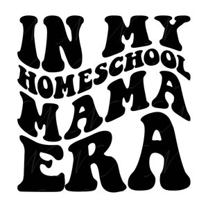 En mi era de mamá de educación en el hogar SVG, PNG, PDF, camisa de mamá de educación en el hogar Png, svg de educación en el hogar, letras retro onduladas y groovy, corte de archivo cricut, silueta.