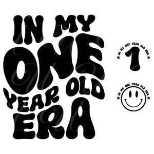 Może przedstawiać: Czarno-biała grafika z napisem "IN MY ONE YEAR OLD ERA" w stylu retro. Dodatkowe grafiki to cyfra 1 i emotikon uśmiechu, oba z napisem "IN MY ONE YEAR OLD ERA".