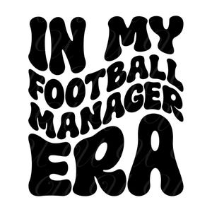 Na minha era do Football Manager SVG, PNG, PDF, camisa do Football Manager, Football Dad Svg, letras onduladas retrô, arquivo de corte Cricut, Silhouette.