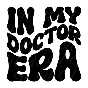 Na minha era de médico SVG, PNG, PDF, design de camisa de médico, futuro médico SVG, cirurgião PNG, letras retrô onduladas e descoladas, arquivo de corte Cricut, silhueta.