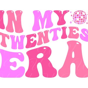 Na minha era dos vinte anos SVG, PNG, PDF, camiseta de aniversário dos vinte anos, SVG dos vinte anos, 20º aniversário PNG, letras retrô onduladas e descoladas, arquivo de corte Cricut, Silhouette.