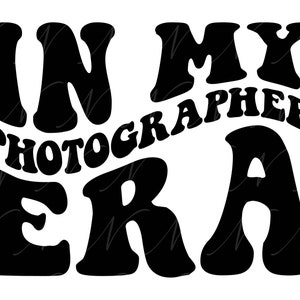 À l'époque de mon photographe SVG, PNG, PDF, chemise de photographe Png, photojournaliste Svg, lettres groovy ondulées rétro, fichier de coupe Cricut, Silhouette.