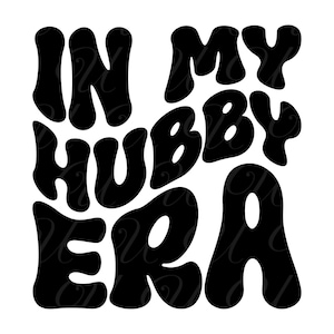 Na Era do Meu Marido SVG, PNG, PDF, Camisa do Marido, Noiva Svg, Aniversário PNG, Cônjuge Svg, Letras Onduladas Retrô, Arquivo de Corte Cricut, Silhueta.