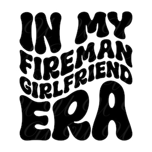 À l'époque de ma petite amie pompier SVG, PNG, PDF, chemise petite amie pompier, fiancée pompier Png, lettres groovy ondulées, fichier de coupe Cricut, Silhouette.