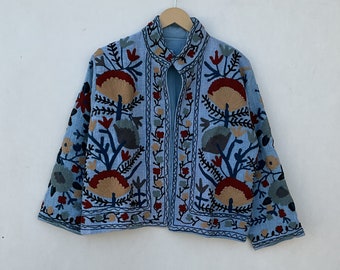 Suzani Stickerei Frauenjacke, Kantha Blumenjacke, Kantha Vintage handgefertigter Jackenmantel, Designer Kimonojacken für Mädchen, Boho Bombergeschenke