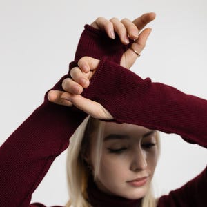Elegant Long-Sleeve Merino Turtleneck in Rich Burgundy Hue