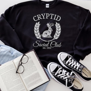Cryptid Club Jackalope Folklore-sweater, Goblincore-shirt, Dark Cottagecore, Goth Aesthetic-shirt, cryptozoölogie, Fairycore-ronde hals