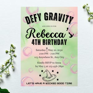 Pode incluir: Um convite de aniversário verde e rosa com um tema de bolhas caprichoso. O convite diz "Defy Gravity and join us for Rebecca's 4th Birthday". O convite inclui a data, a hora e o local da festa, bem como um pedido de RSVP.