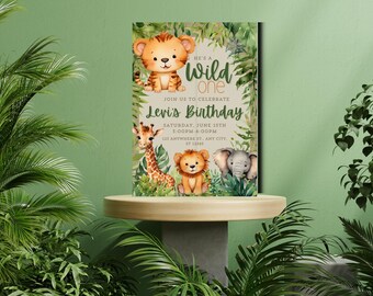 Puede incluir: Una invitación de cumpleaños de temática de selva en verde y marrón con un lindo león, jirafa y elefante de dibujos animados. La invitación dice "He's a Wild One" y "Levi's Birthday".