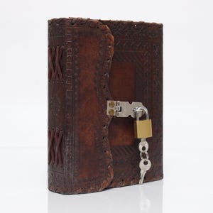 Handgefertigtes Lederbuch mit Schloss – Vintage Punziertes Tagebuch, abschließbares Grimoire, Antikes Notizbuch