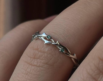 Anillo apilable de plata de ley con diseño de espina delicada y selección de piedras: rubí, esmeralda, zafiro o piedra astrológica personalizada.