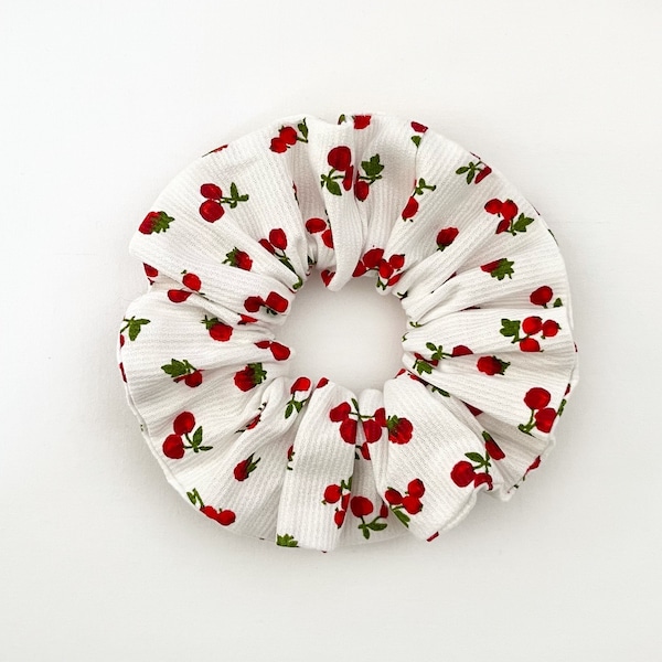 Chouchou en piqué de coton blanc motif fraises et cerises, chouchou pour cheveux cousu à la main avec le plus grand soin