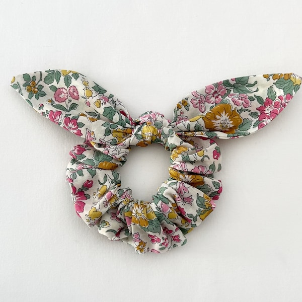 Mini scrunchie with a bow in Liberty of London “Clare Rich” fabric, small scrunchie with a carefully hand-stitched removable bow