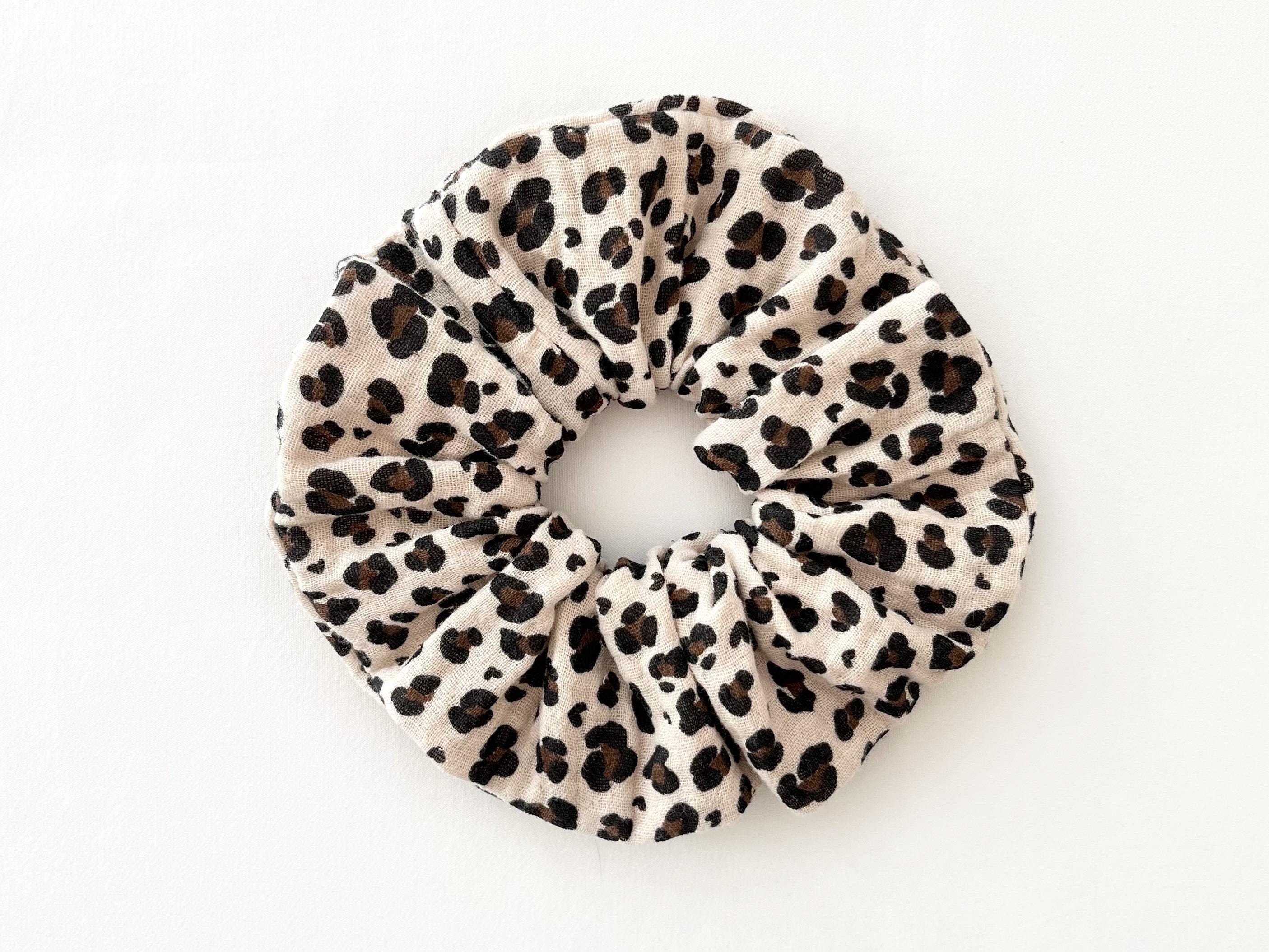 Maxi scrunchie in double organic cotton gauze fabric with beige and black leopard pattern, hand-sewn XXL scrunchie, 100% organic cotton