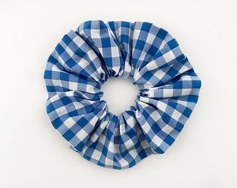Maxi scrunchie in blue and white gingham cotton poplin
