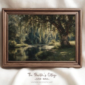 Puede incluir: Taza de cerámica blanca con asa negra y la frase "But First, Coffee" en negro. La taza se muestra sobre un fondo borroso, sugiriendo un ambiente acogedor.