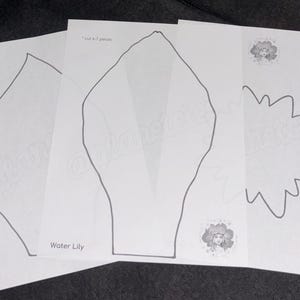 K&ouml;nnte beinhalten: Druckbare Papiervorlagen zum Basteln einer Wasserlilie, eines Blattes und einer Blume. Die Vorlagen enthalten Anweisungen zum Ausschneiden von 6-7 Bl&uuml;tenbl&auml;ttern und 1 Blume.