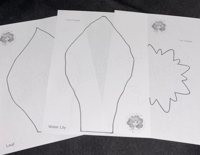 K&ouml;nnte beinhalten: Druckbare Papiervorlagen zum Basteln einer Wasserlilie, eines Blattes und einer Blume. Die Vorlagen enthalten Anweisungen zum Ausschneiden von 6-7 Bl&uuml;tenbl&auml;ttern und 1 Blume.