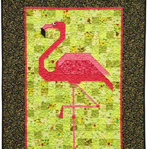 Könnte beinhalten: Ein rosafarbener Flamingo-Patchworkblock mit einem grün-weiß karierten Hintergrund. Der Flamingo besteht aus rosa Stoff mit einem Blumenmuster. Der Hintergrund besteht aus grün-weißem Stoff mit einem karierten Muster.