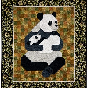 Può includere: Un orso panda bianco e nero con un cucciolo seduto sulle sue ginocchia. Il panda è circondato da uno schema a scacchi di quadrati marroni e verdi. Lo sfondo è un tessuto nero con un motivo a foglie verdi.