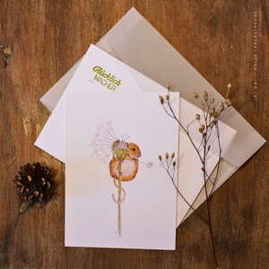 Postkarte Maus auf Löwenzahn