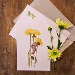 Postkarte Maus auf Löwenzahnblumen