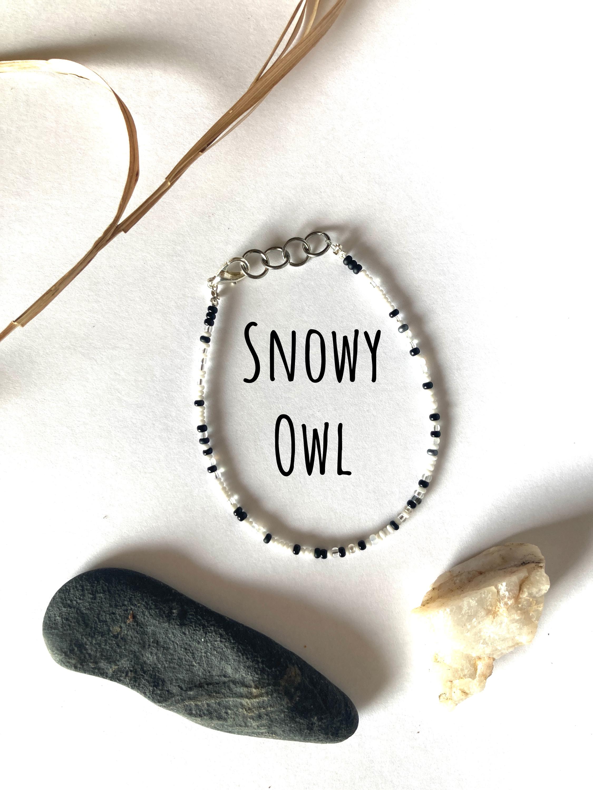 Snowy Owl - one strand, glass bead bracelet