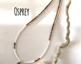 Osprey - Collana con perline di vetro da 17&quot; e ciondolo a forma di piuma.