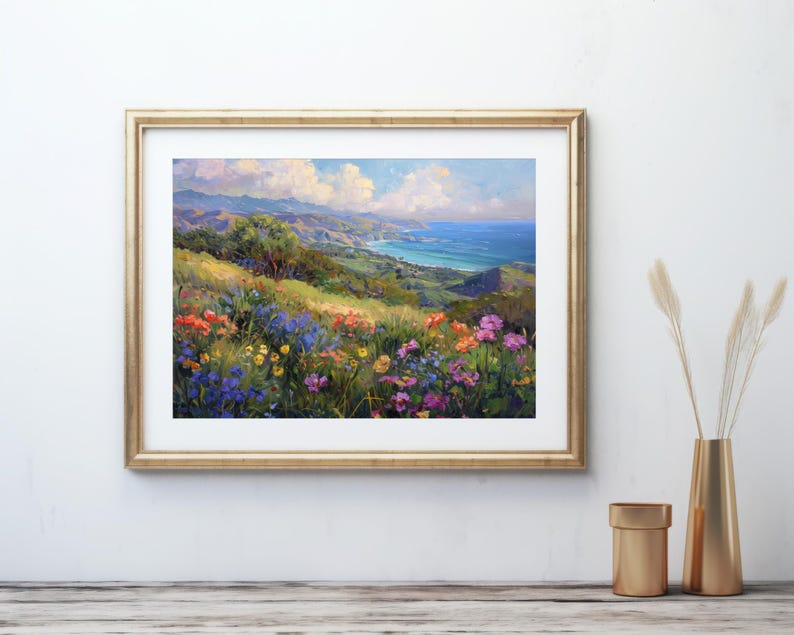 Pu&ograve; includere: Un dipinto di un paesaggio costiero con vista sull'oceano da una collina ricoperta di fiori selvatici. I fiori sono in tonalit&agrave; di rosa, viola, giallo e arancio. L'oceano &egrave; di un blu profondo e il cielo &egrave; di un azzurro chiaro con nuvole bianche.