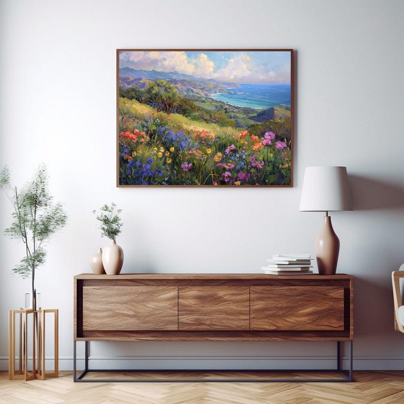 Pu&ograve; includere: Un dipinto di un paesaggio costiero con vista sull'oceano da una collina ricoperta di fiori selvatici. I fiori sono in tonalit&agrave; di rosa, viola, giallo e arancio. Il cielo &egrave; blu con nuvole bianche.