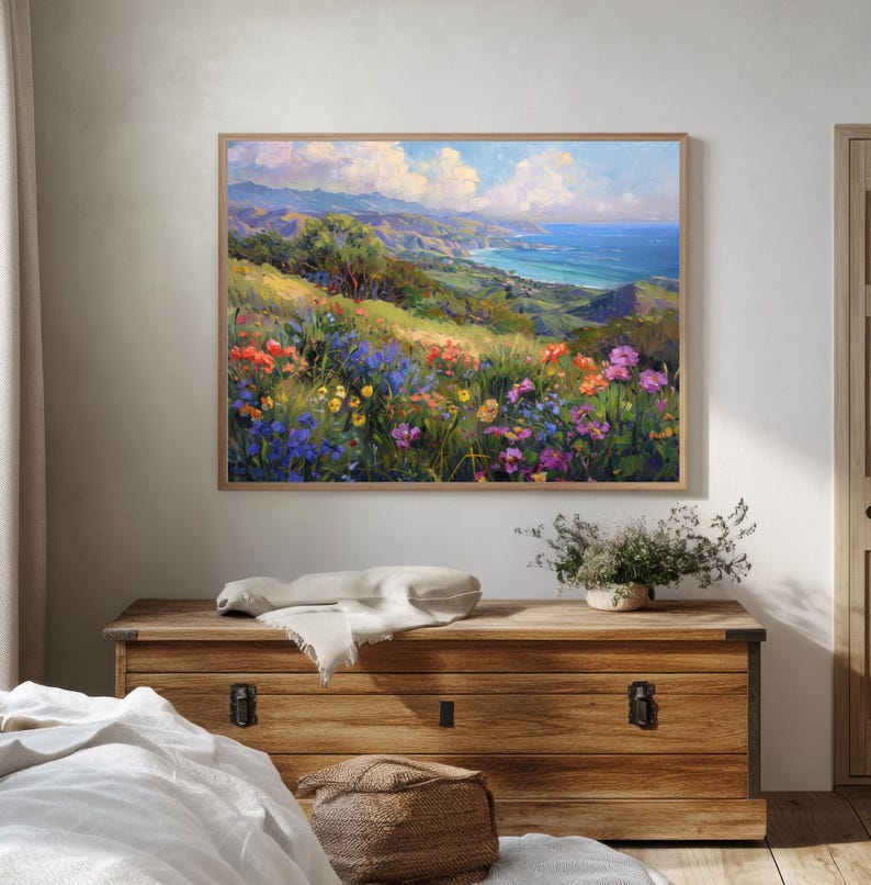 Pu&ograve; includere: Un dipinto che rappresenta un paesaggio costiero con vista sull'oceano e un campo di fiori selvatici in tonalit&agrave; di viola, rosa, giallo e arancio.