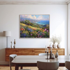 Pu&ograve; includere: Un dipinto di un paesaggio costiero con vista sull'oceano da una collina ricoperta di fiori selvatici. I fiori sono in tonalit&agrave; di rosa, viola, giallo e blu. L'oceano &egrave; di un blu profondo e il cielo &egrave; di un azzurro chiaro con nuvole bianche.