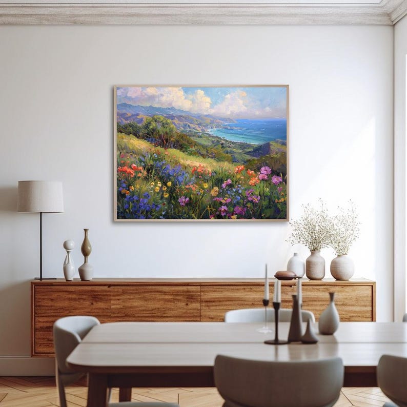 Pu&ograve; includere: Un dipinto di un paesaggio costiero con vista sull'oceano da una collina ricoperta di fiori selvatici. I fiori sono in tonalit&agrave; di rosa, viola, giallo e blu. L'oceano &egrave; di un blu profondo e il cielo &egrave; di un azzurro chiaro con nuvole bianche.